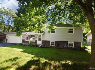 13255 Torrey Rd, Fenton, MI 48430