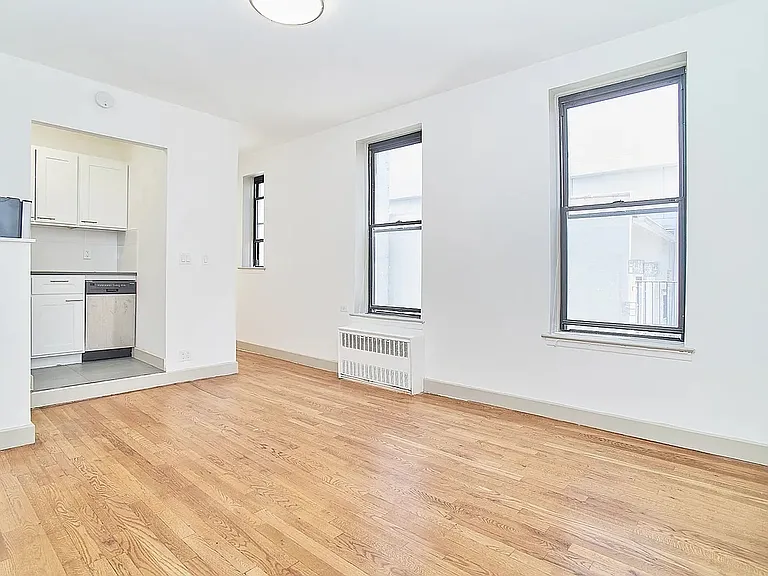 152 E 22nd St #2D — Photo 2