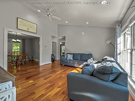 4th image of 10 Cedarwood Ln