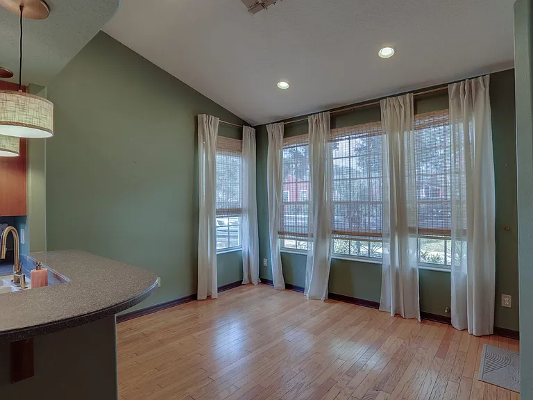 30 N Lawsona Blvd — Photo 6