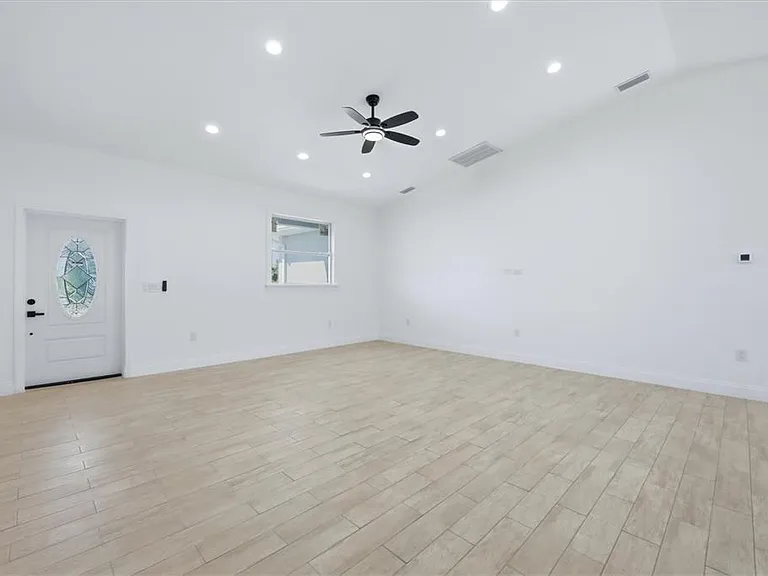 8 Bank Ct — Photo 3