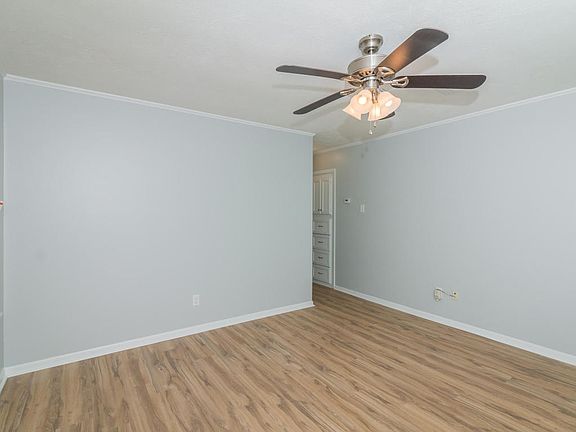 5th image of 122 Sorority Dr