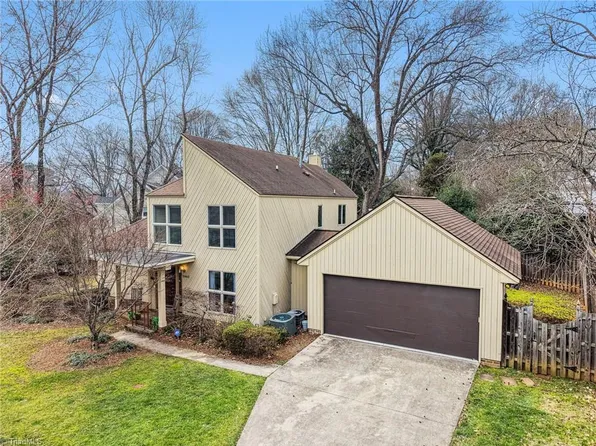 2902 Crossfield Dr, Greensboro, NC 27408