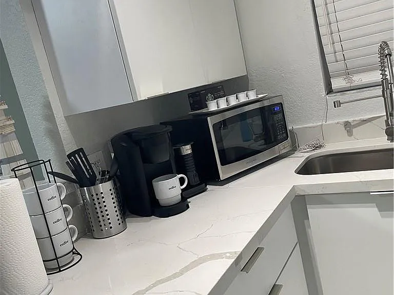 17 NE 9th Ave #2 — Photo 9