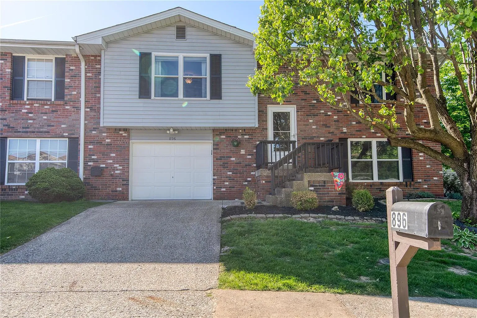 896 Barwood Dr photo 1