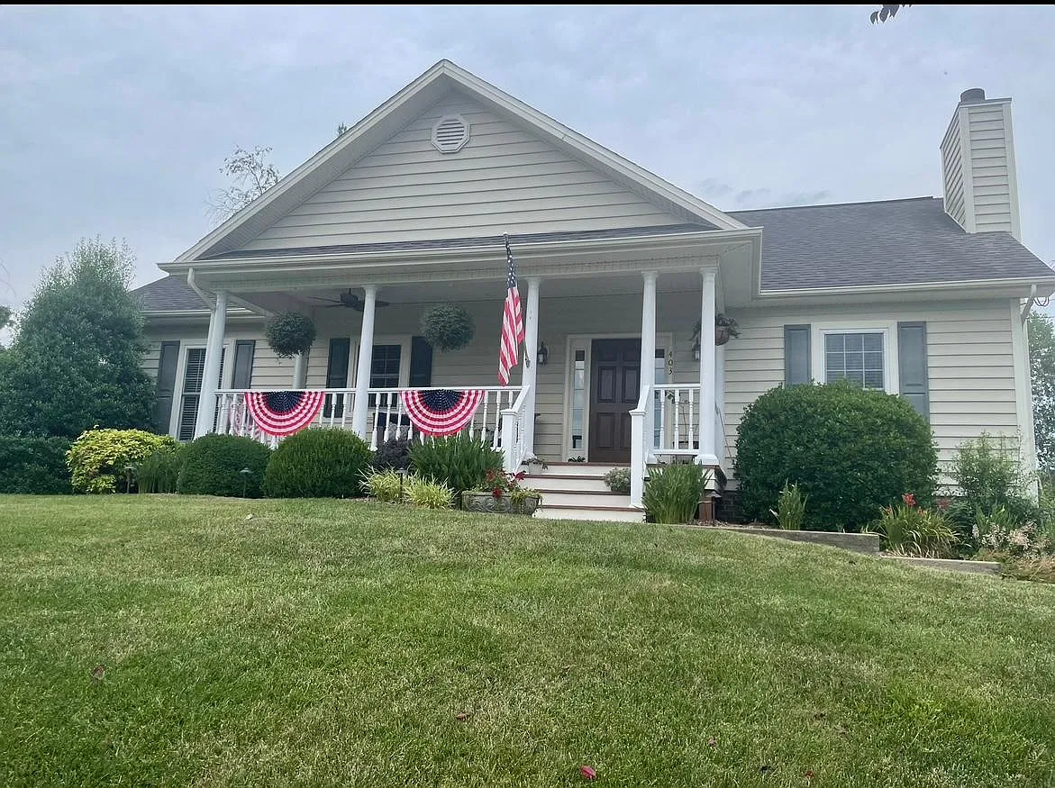 4 bed, 2.5 bath, 2296 sqft, $2,800 — Photo 2