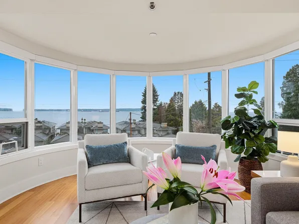 2455 Bellevue Ave #302, West Vancouver, BC V7V 1E1