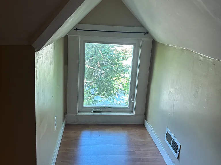 Second window & reading nook - Bedroom #3