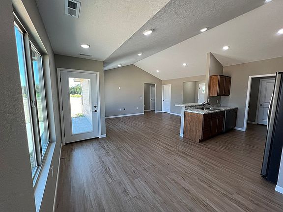 4th image of 1320 Miller Ave