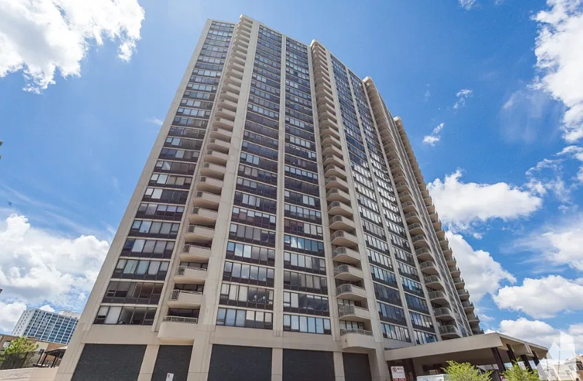 3930 N Pine Grove Ave #901