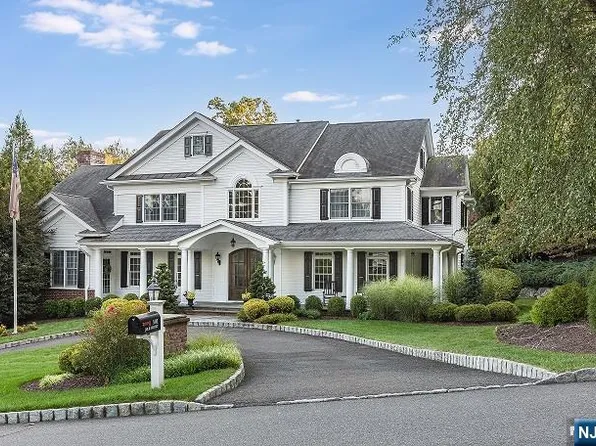 501 Julie Ct, Wyckoff, NJ 07481