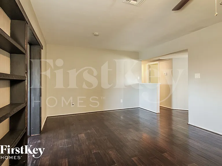 2311 W Maryland Ave — Photo 4