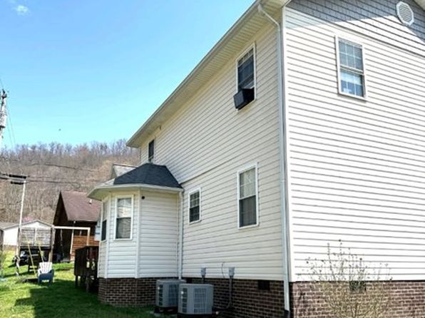 16 Richmond Hill Est, Van Lear, KY 41265