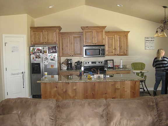 Kitchn frm mid of fmly room