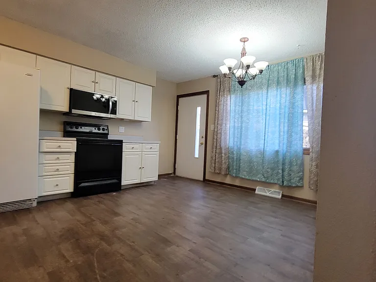2348 E Walnut St — Photo 5