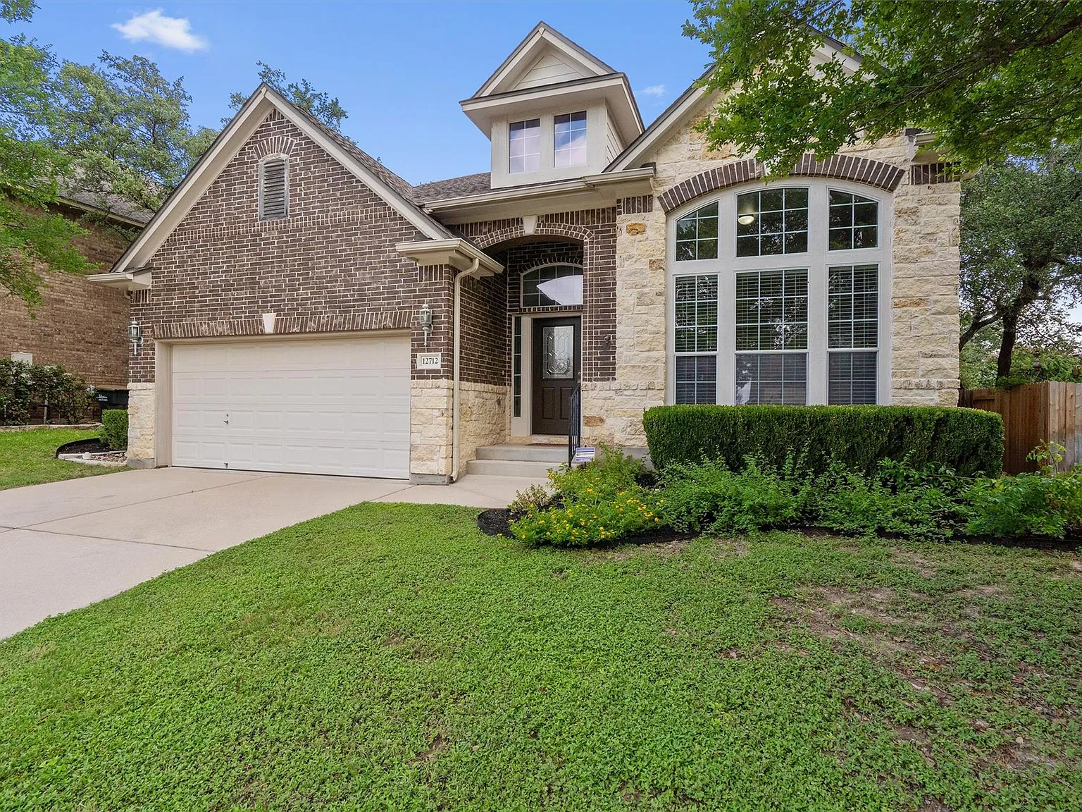3 bed, 2.0 bath, 2183 sqft, $2,975 — Photo 2
