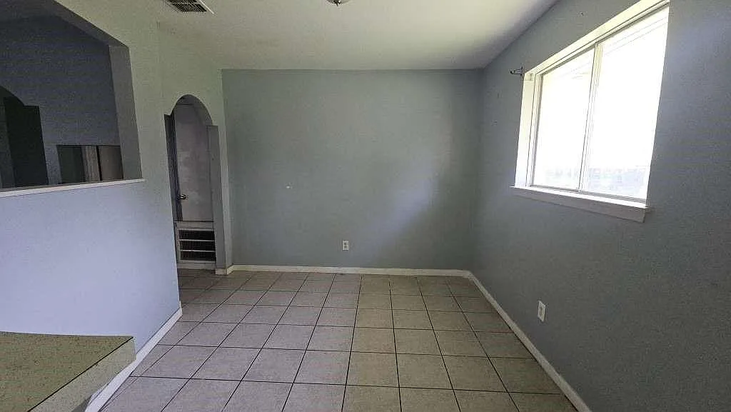 4 bed, 1.5 bath, 1218 sqft, $1,999 — Photo 3