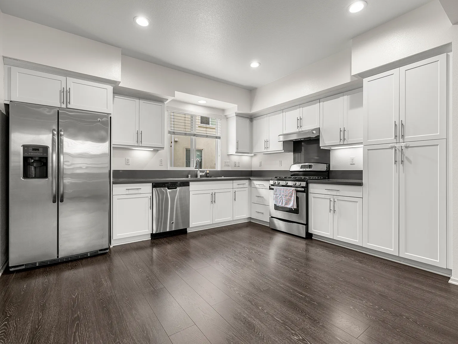 3 bed, 1451 sqft, $3,700 — Photo 1