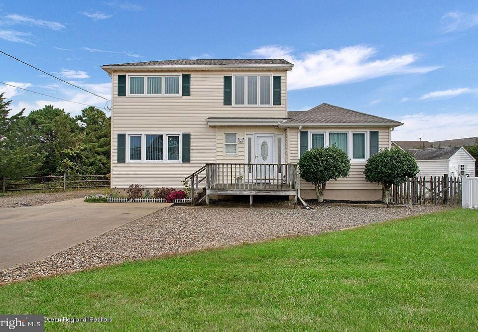 1st image of 211 N Bay Dr