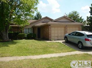 608 Red Coat Ln, Arlington, TX 76002