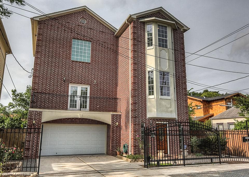 The home is in pristine condition and spotlessly clean. It is fully fenced and secured by an automat