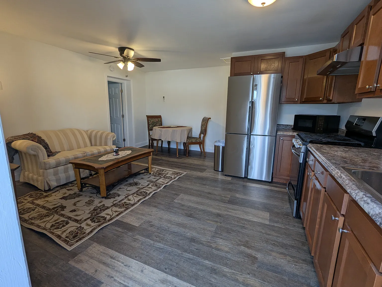 2 bed, 820 sqft, $1,800 — Photo 2