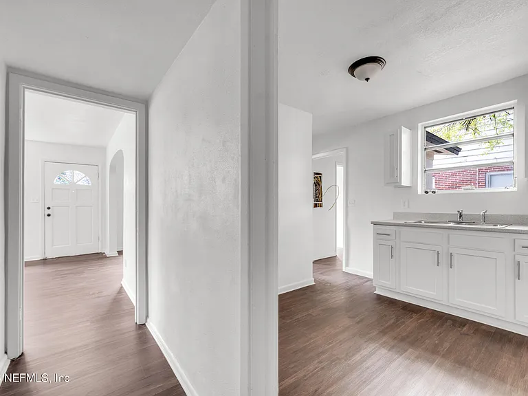 503 W 16th St — Photo 15