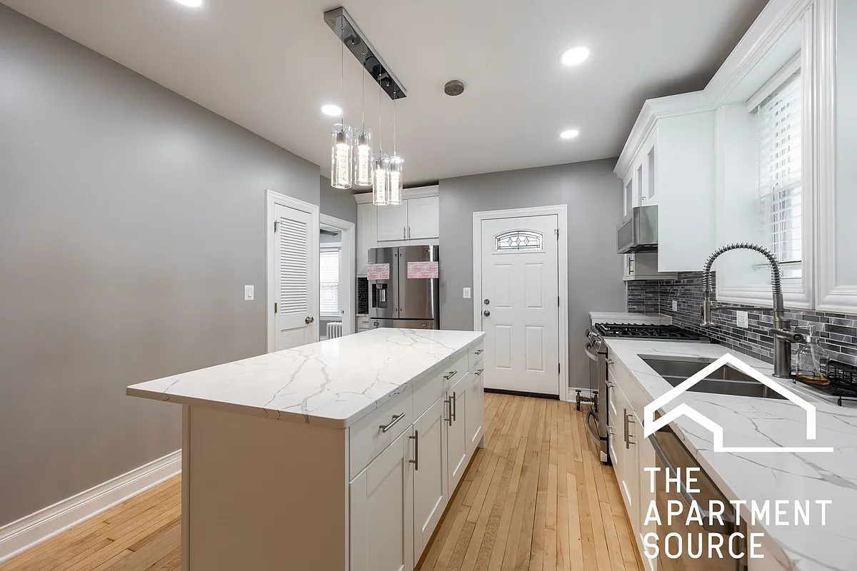 Building Photo - 5921 N Artesian Ave #1