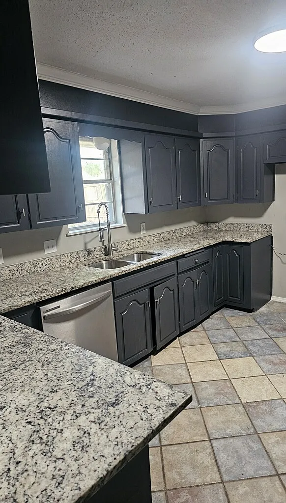 4 bed, 3.5 bath, 3201 sqft, $2,400 — Photo 1