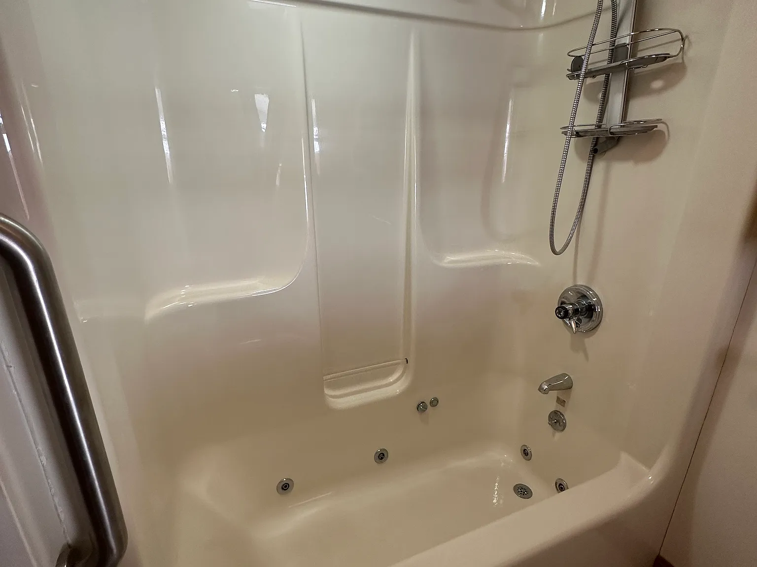 4 bed, 2.5 bath, $4,000 — Photo 4