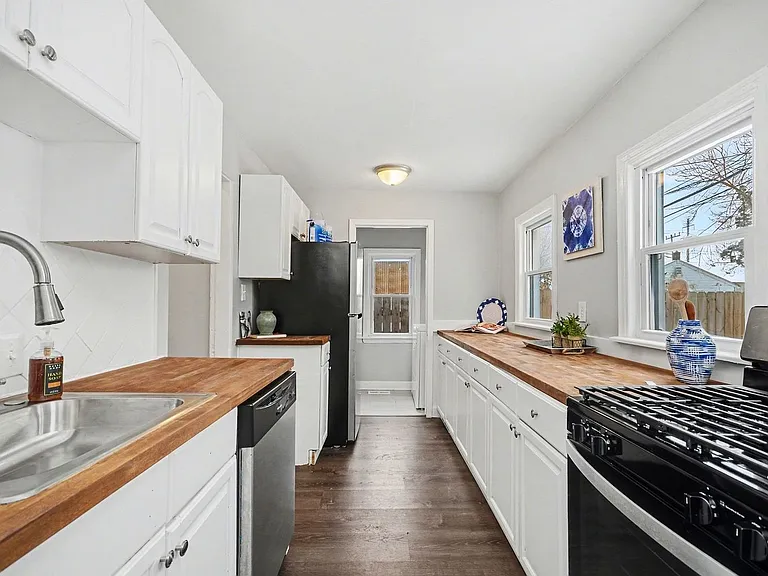 20801 Elroy Ave — Photo 10