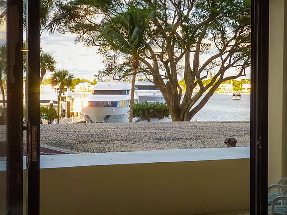 4th image of 136 Lakeshore Drive #212