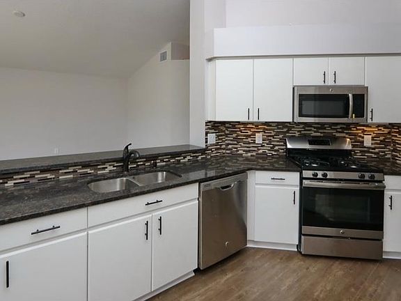 4th image of 30807 Tremont Dr