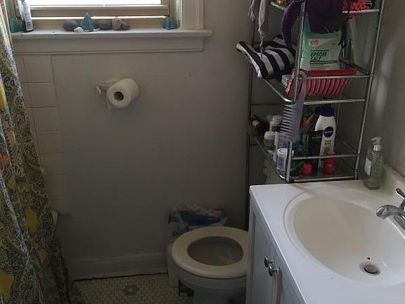 2nd image of 915 W Oakdale Ave APT F2