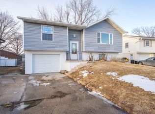 1213 Rolling Meadows Rd, Marshalltown, IA 50158