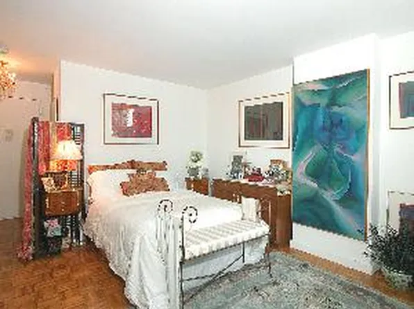 1991 Broadway image 1 of 4