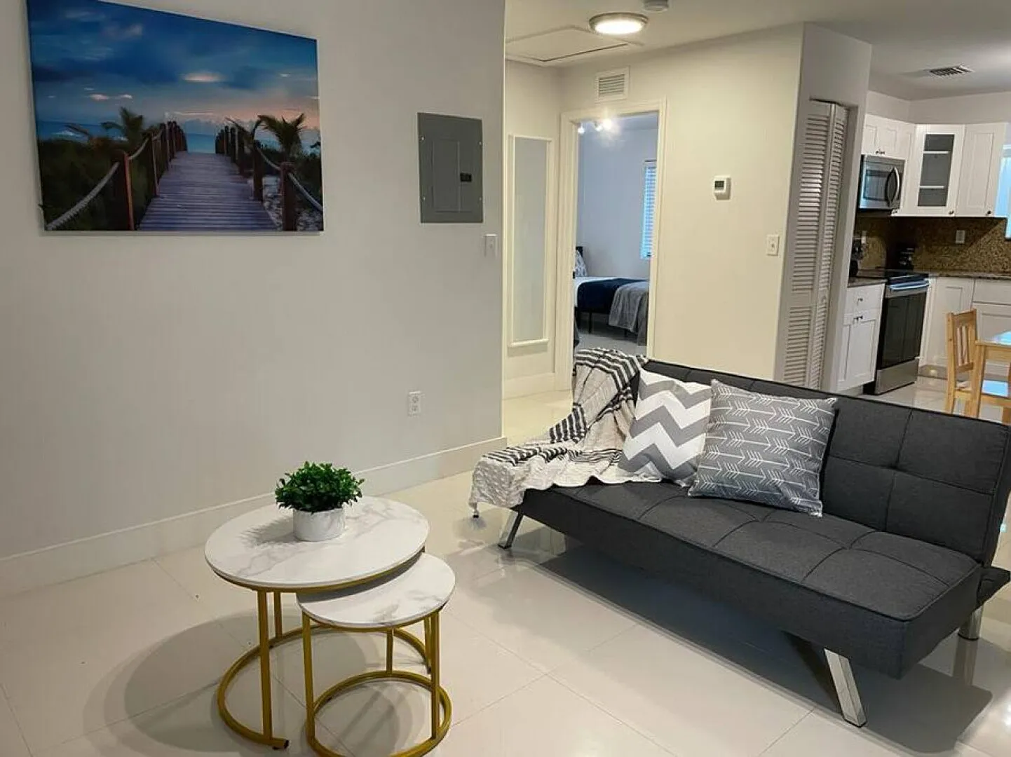 Upstairs 2bed/1 bath apt w/parking little habana — Photo 2