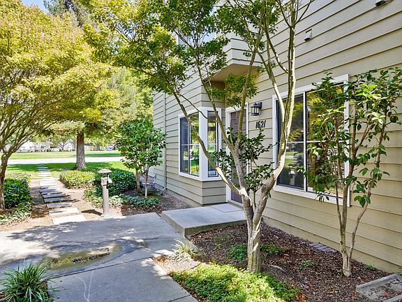 3rd image of 1621 Parkview Green Cir