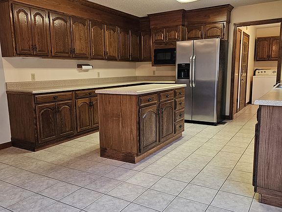 5th image of 1005 Oak Dr