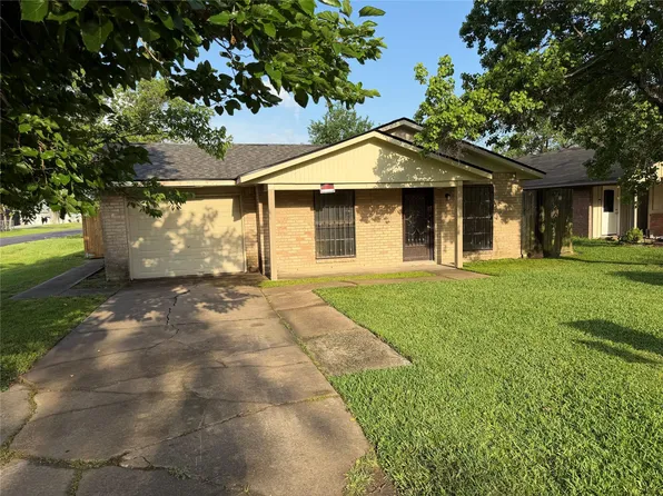 601 N 12th St, La Porte, TX 77571