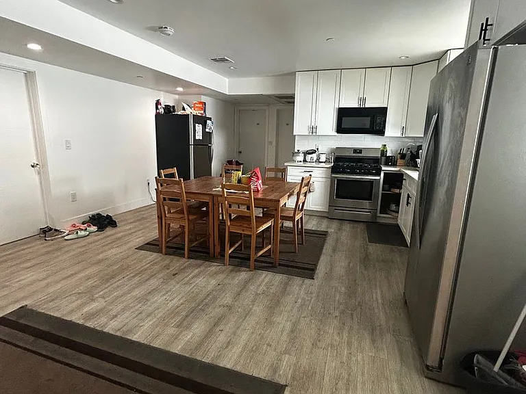 1575 1/2 W 37th St #206 — Photo 1