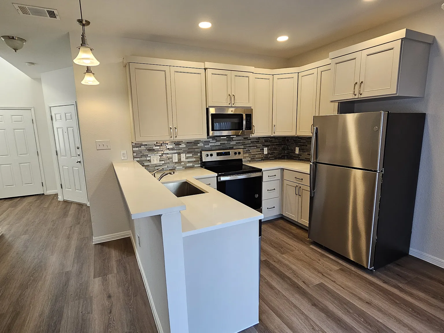3 bed, 2.5 bath, 1350 sqft, $1,850 — Photo 3