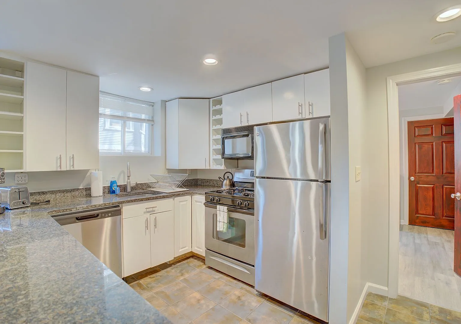 Charming & Sunny Building in East Rock! — Photo 4