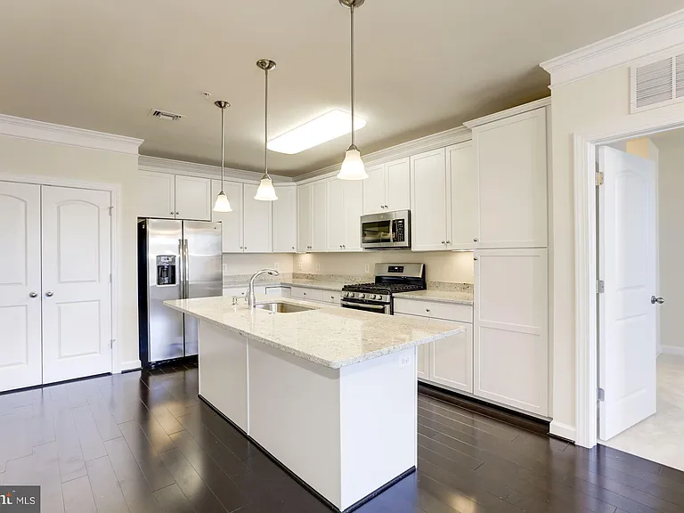 13740 Endeavour Dr #403 — Photo 6