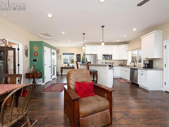 4th image of 627 E Hills Rd