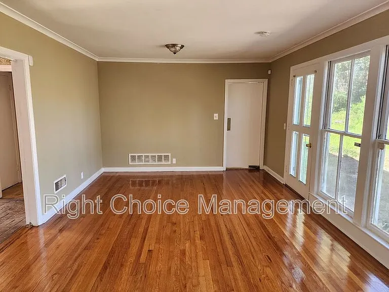 1097 Bolton Ct — Photo 5
