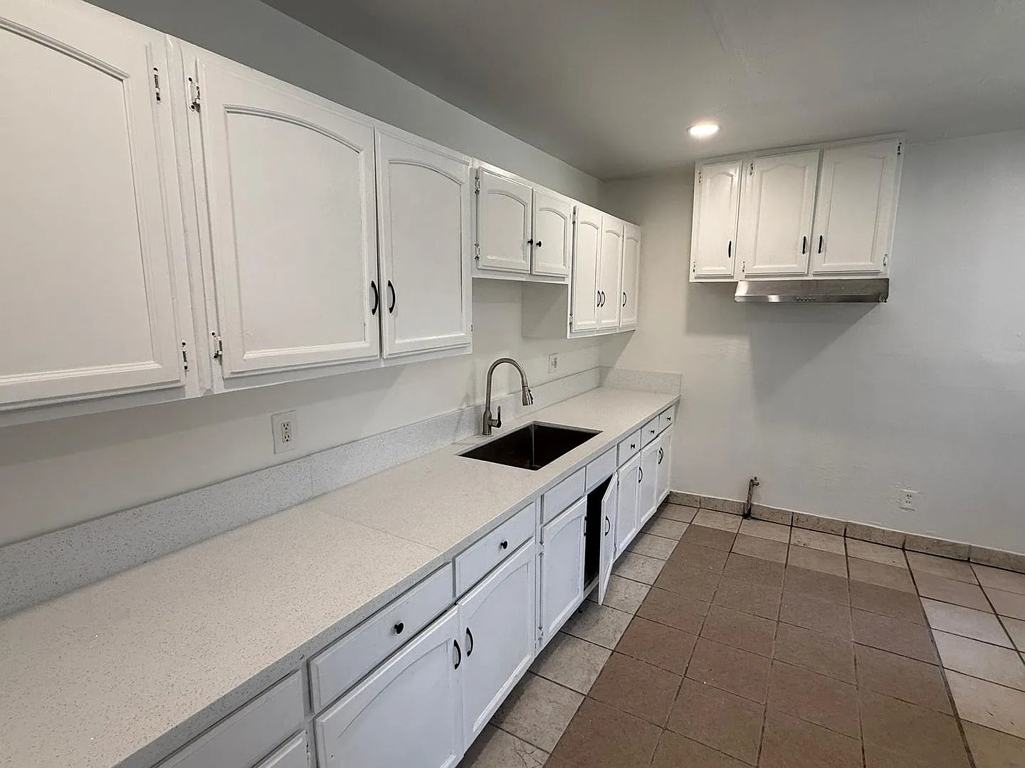 Vermont Ave Apartments — Photo 3