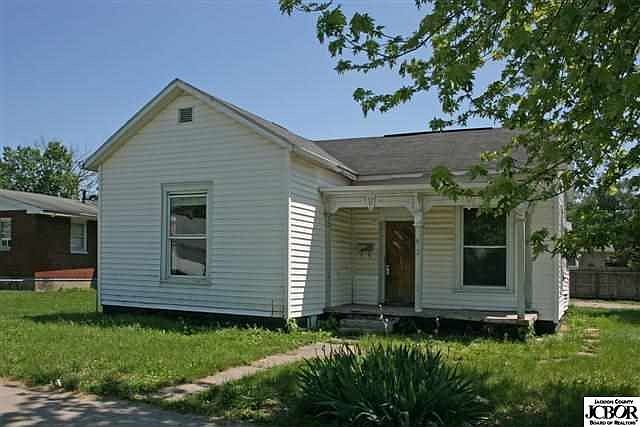 1st image of 823 W Laurel St