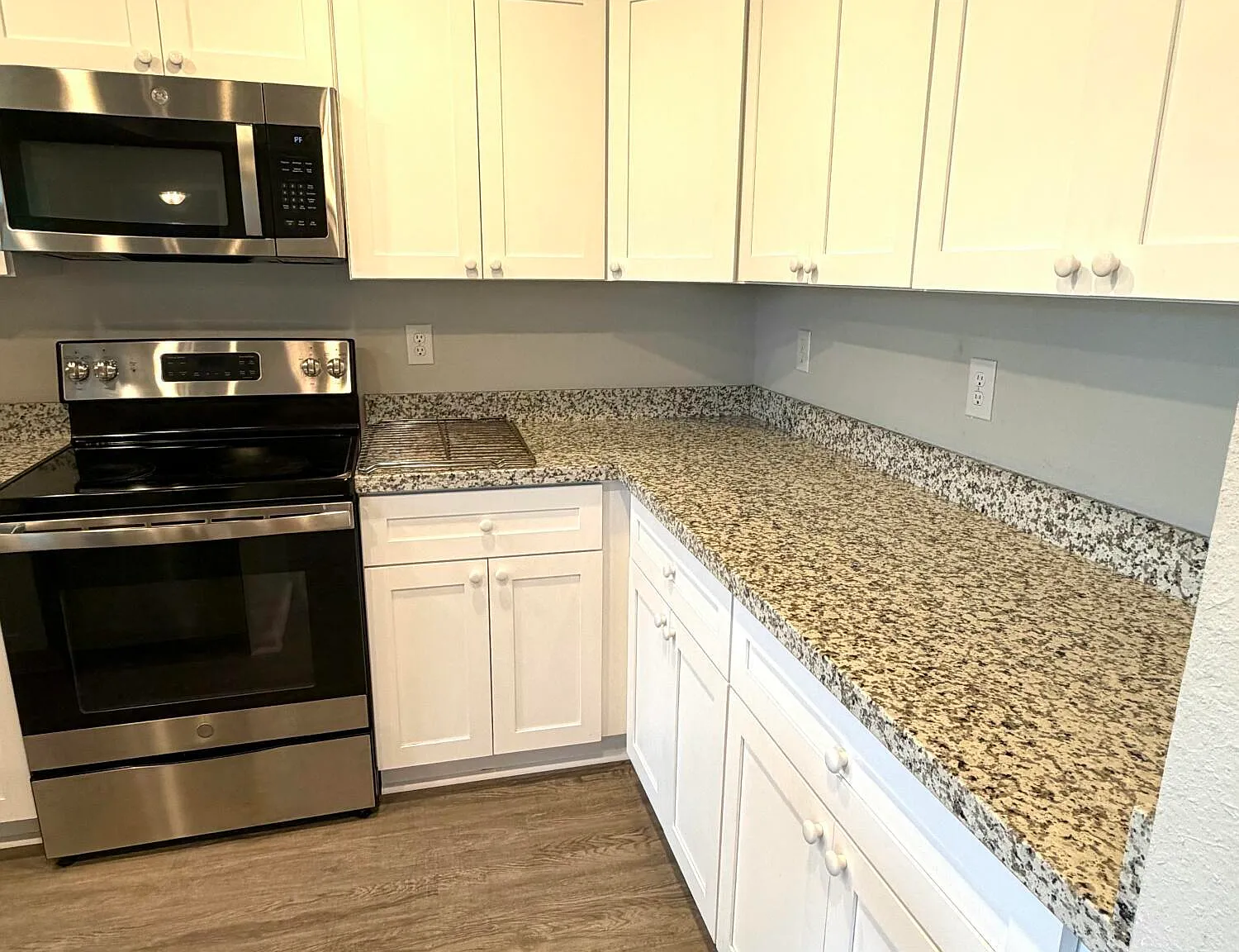3 bed, 2.0 bath, 2727 sqft, $2,200 — Photo 4