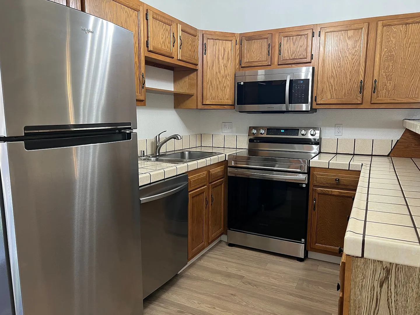 Burlingame 2/1 Remodeled upper unit Ready Now — Photo 1